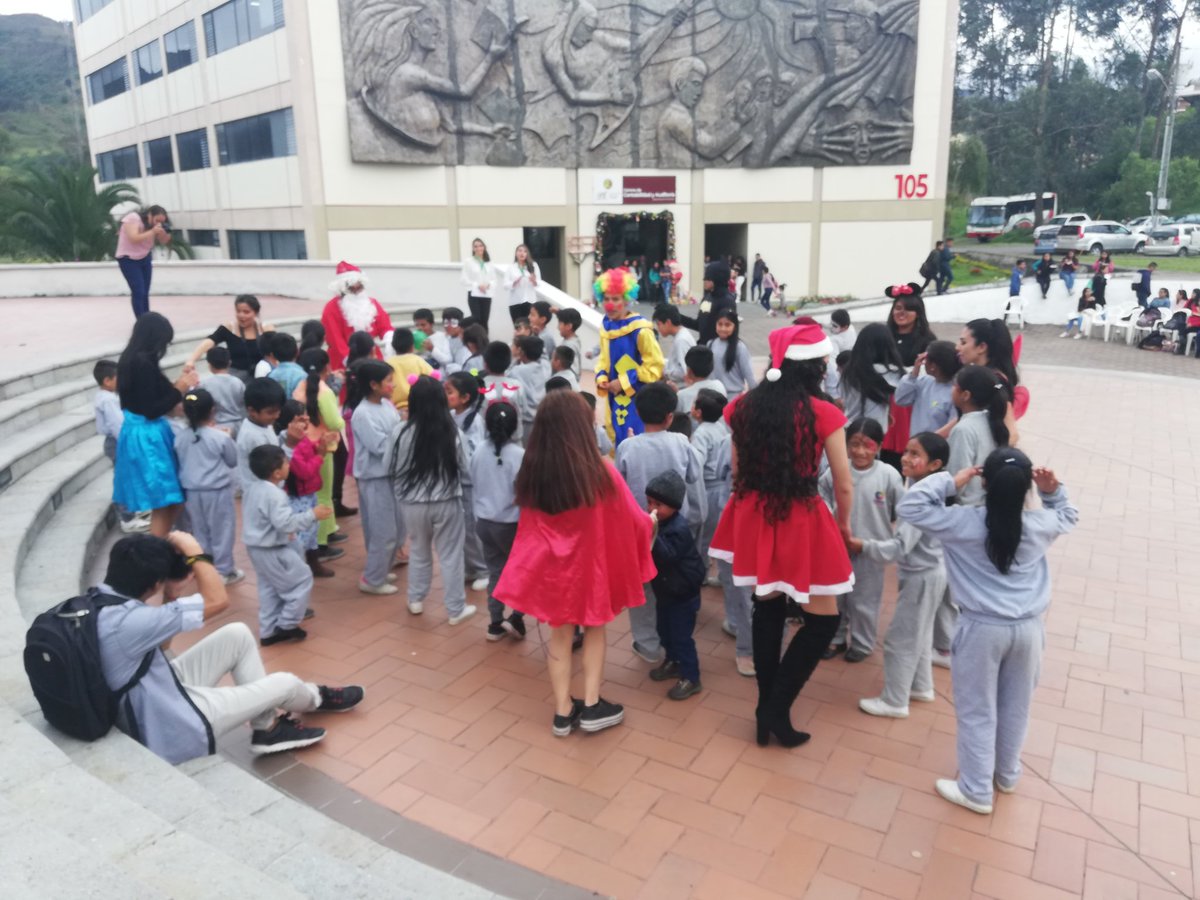 UNLRadio's tweet photo. 200 infantes participaron del agasajo de @SolidarProyecto de la Carrera de @ComuSocialUNL. Una mañana llena de magia se vivió en la plaza de la cultura. @NikolayAguirre https://t.co/o3qk1ljMNe
