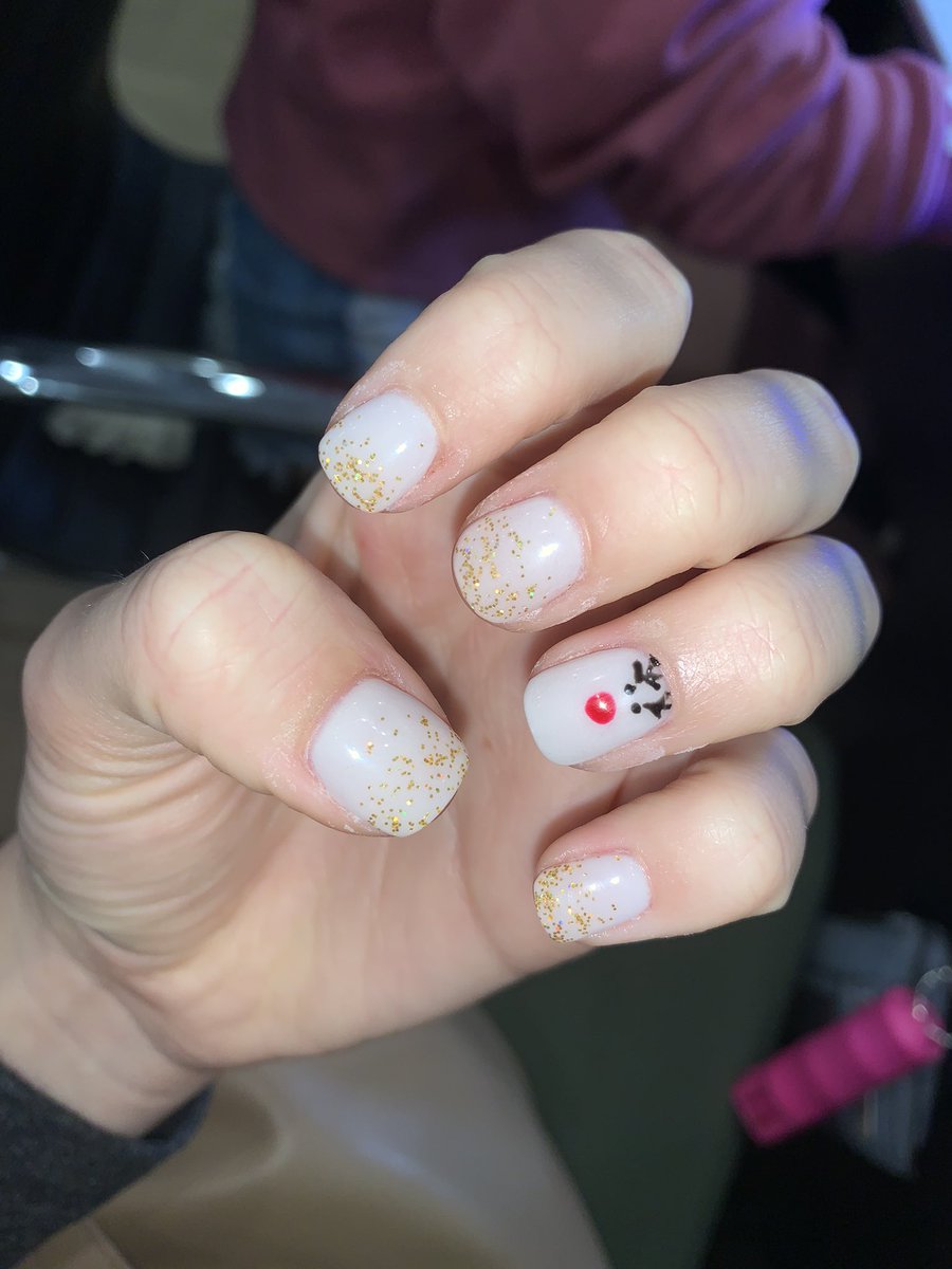 kat_carter__'s tweet photo. What I asked for vs. what I got...
Guy goes “I’m gonna do something a LITTLE different than the picture” 
GIVES ME A FUCKING RUDOLPH... goodbye https://t.co/OiIoRKb8xI