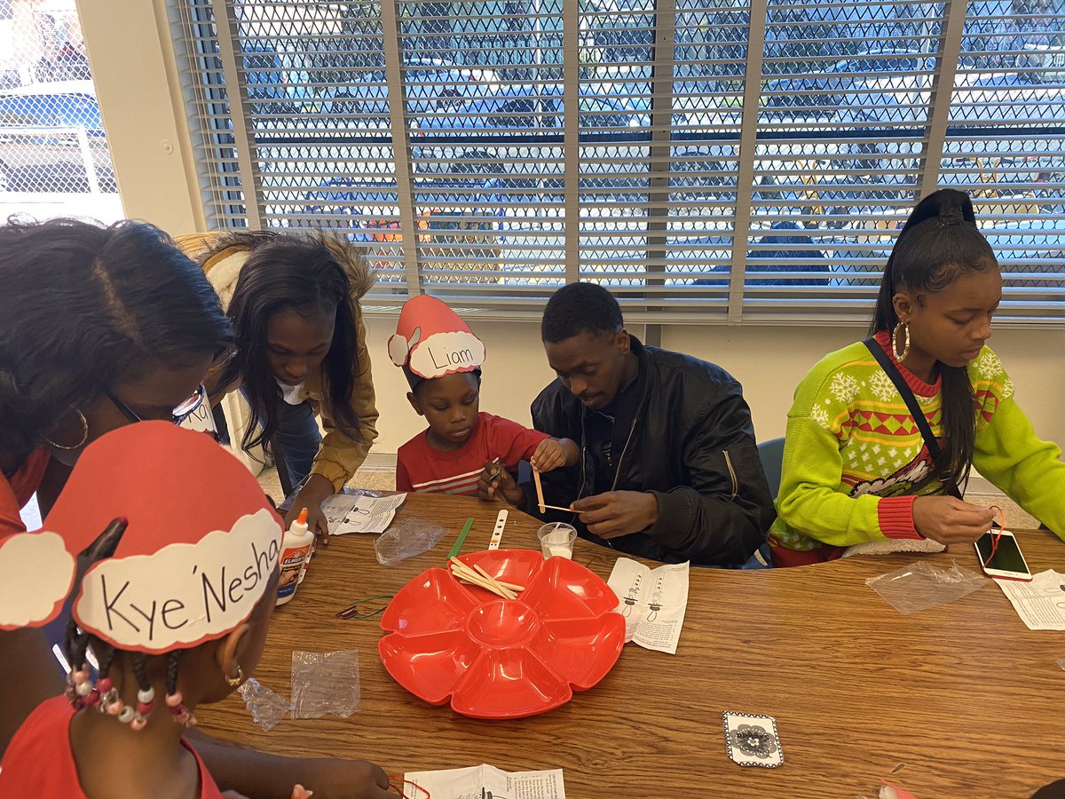 It’s another great day in the Super South @LAUSDLDSouth at 102nd EEC <a href="/ECED4LA/">ECE4LA</a>!! The children’s oral language &amp; gross motor skills were highlighted during their winter performance today. The parents also enjoyed the make &amp; take activities <a href="/LASchools/">Los Angeles Unified</a> <a href="/LASchoolPolice/">LA School Police</a>