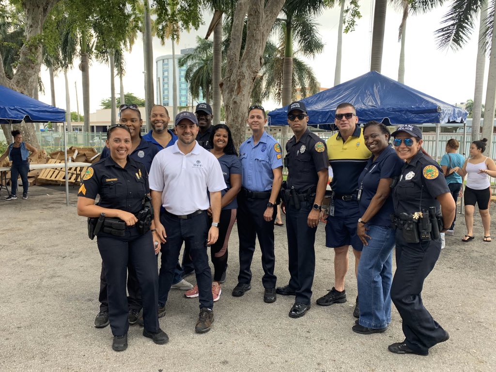 ErnieSierraMPD's tweet photo. During this holiday season it’s important to show those we cherish how much we appreciate them. The #AllapattahNET is very blessed to have this amazing team working hard everyday to keep our residents safe! #MerryChristmas @MiamiPD @CityofMiami https://t.co/GPuCwCaDlP