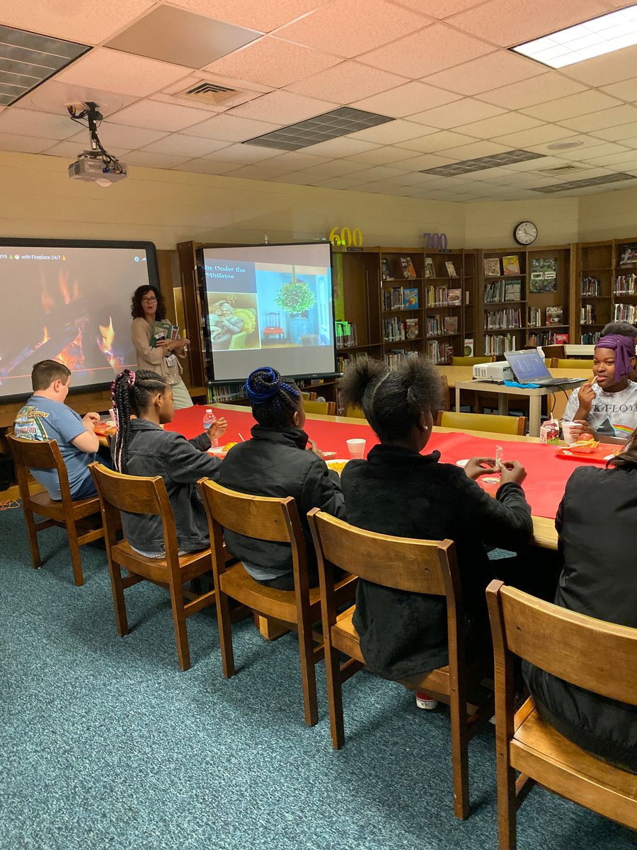 JRMSLibrary's tweet image. JRMS Library hosted a holiday story time in anticipation of the upcoming break. We encouraged students to read aloud too. @hcpslib @HenricoSchools @JohnRolfeMS