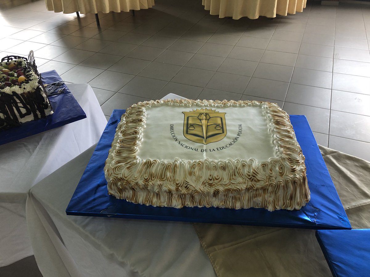 Today marks the half way point of our 2yr project with Uruguay Police @BID_Seguridad to improve police effectiveness. It is great to see so many police staff beginning to take on new challenges, become better problem solvers and thrive in these roles, supported by nice cakes!