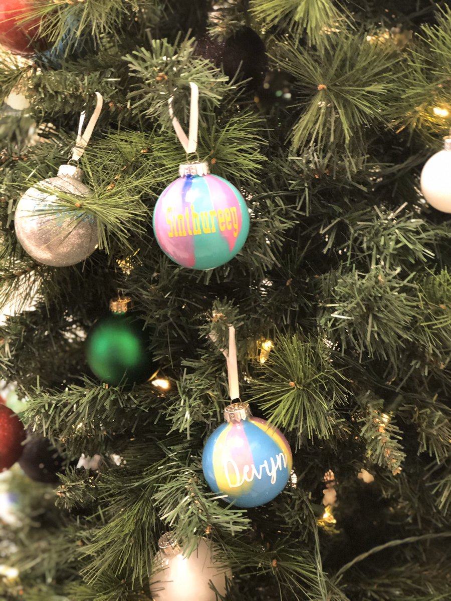 MJerkovic10's tweet photo. So much creativity when you give students a clear glass ornament. 8D3, they turned out beautiful! @jaimeelaf @CalderstoneMS https://t.co/pGJiFVtIKD