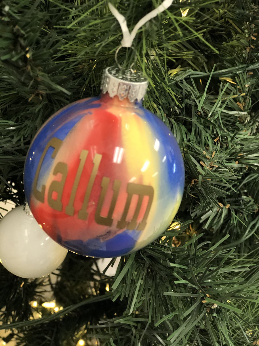MJerkovic10's tweet photo. So much creativity when you give students a clear glass ornament. 8D3, they turned out beautiful! @jaimeelaf @CalderstoneMS https://t.co/pGJiFVtIKD