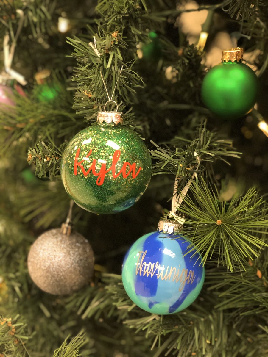 MJerkovic10's tweet photo. So much creativity when you give students a clear glass ornament. 8D3, they turned out beautiful! @jaimeelaf @CalderstoneMS https://t.co/pGJiFVtIKD