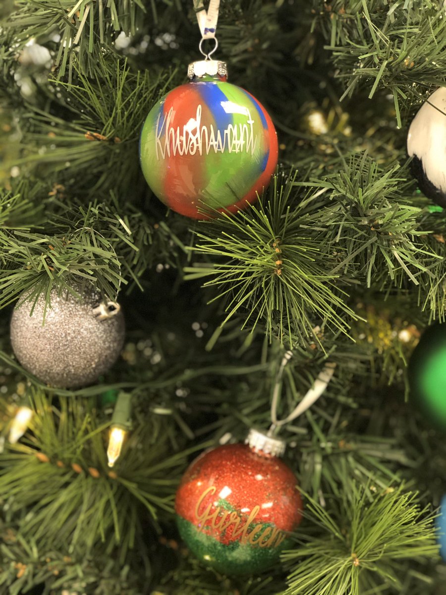 MJerkovic10's tweet photo. So much creativity when you give students a clear glass ornament. 8D3, they turned out beautiful! @jaimeelaf @CalderstoneMS https://t.co/pGJiFVtIKD