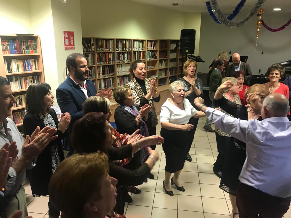 Arroyomolinos's tweet photo. ✨ Gracias, por habernos enseñado durante toda vuestra vida, por habernos transmitido vuestro sabiduría, por habernos enseñado a caminar por la vida. 

¡Feliz navidad con nuestros mayores! ❤️ https://t.co/HQ7xZdYe6c