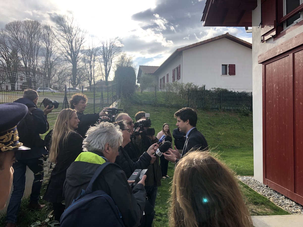 Espelette aujourd’hui. Venue du Ministre <a href="/J_Denormandie/">Julien Denormandie</a> pour l'inauguration des premiers logements en Bail Réel Solidaire par le COL #work #logementsocial