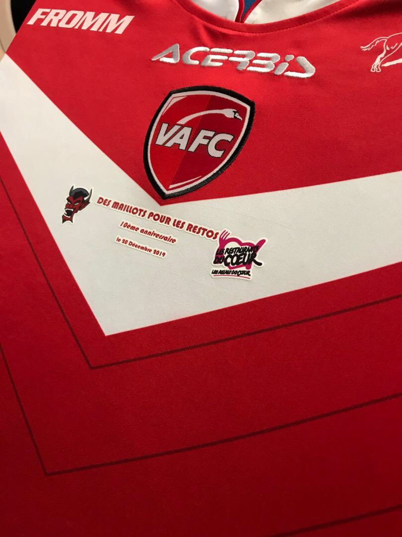 VafcRedDevils's tweet photo. Le seizième lot mis en jeu est un maillot du VAFC collector du 10ème anniversaire de l’opération des Restos ! #RestosDuCoeur #VAFC #VAFCREDDEVILS #J-1 #DesMaillotsPourLesRestos #OnCompteSurVous #Football #Valenciennes #StadeDuHainaut #Ligue2 @VAFC @Julien_Masson_ @majormadj https://t.co/slabIfBSuL