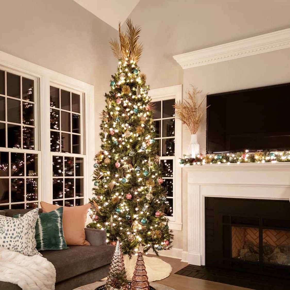 It’s beginning to look a lot like Christmas! #Metro, a versatile light gray, provides the perfect backdrop for festive holiday decor 🎄