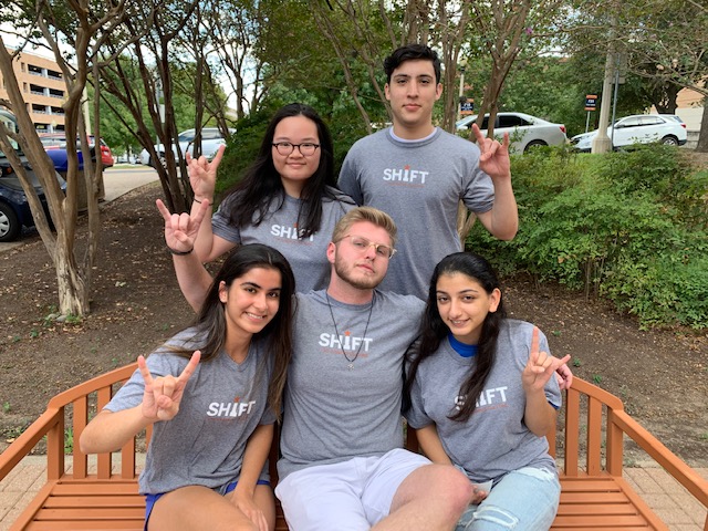 UTexasStudents's tweet image. We had an amazing semester #LivingtheLonghornLife w/ our students, staff &amp;amp; friends! Check out our top stories from Fall 2019 during the winter break.🤘🤘🤘#UTFallRecap