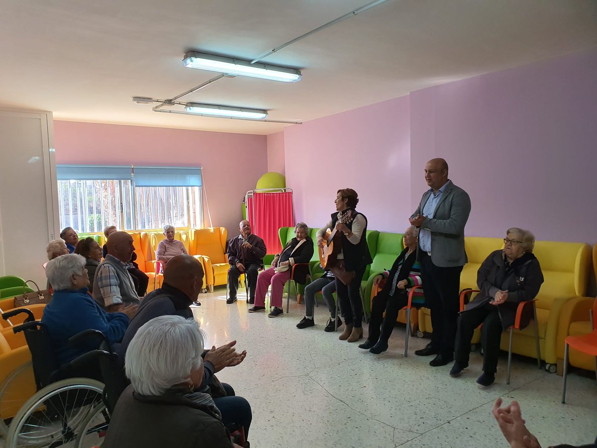 J_D_Regalado's tweet photo. 🎅🤶Ayer visitamos las instalaciones de ACUFADE, para felicitar a todos sus usuarios y personal por el gran trabajo que realizan. Han conseguido crear una gran familia y un centro referente en la Isla.
#GranadilladeAbona
#Navidad2019
#EquipoRegalado
#Acufade https://t.co/dBmmj5HCj0