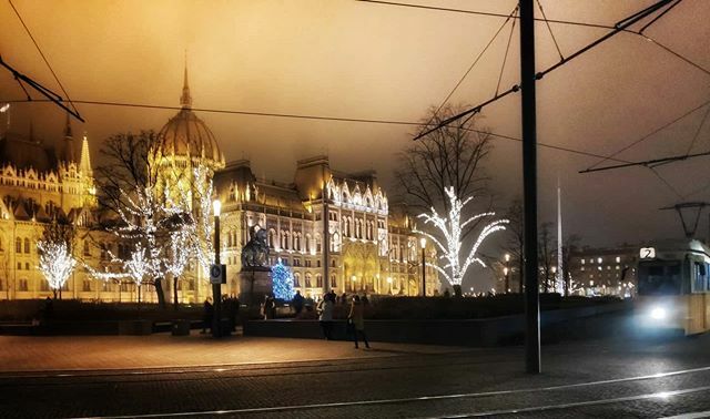 ErlayLuna's tweet photo. Juego de luces en la #Navidad de #Budapest ..
#travel https://t.co/bMdp75yhIi https://t.co/uhu5dAzGJa