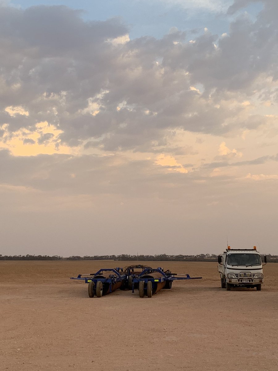 AgCactus's tweet photo. Good morning angry sky. A scorching sun in the east and light show in the west. Should be another cracker day #toohotinthewaterbottle #thunderstorms #thisisstraya https://t.co/LxZmUsOtZs