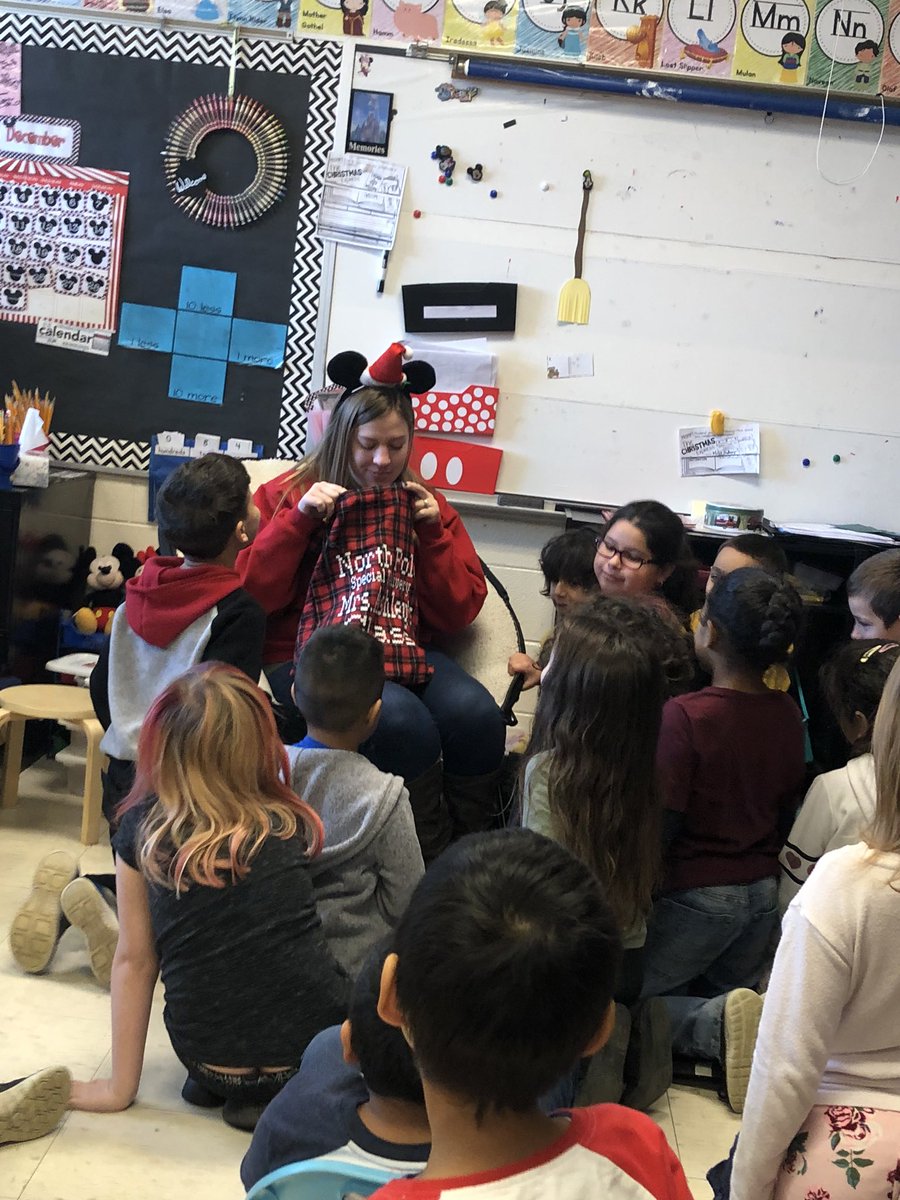 msripclass117's tweet photo. These first and second graders were sooo excited to get another letter from their elf pen pal, plus a special treat! Many wanted to write another letter back, but the elves have a busy week ahead! @BrodnickiSchool @cashley109 @lwhite1966 @AmandaMurphy527 https://t.co/ZkVzBABa4v