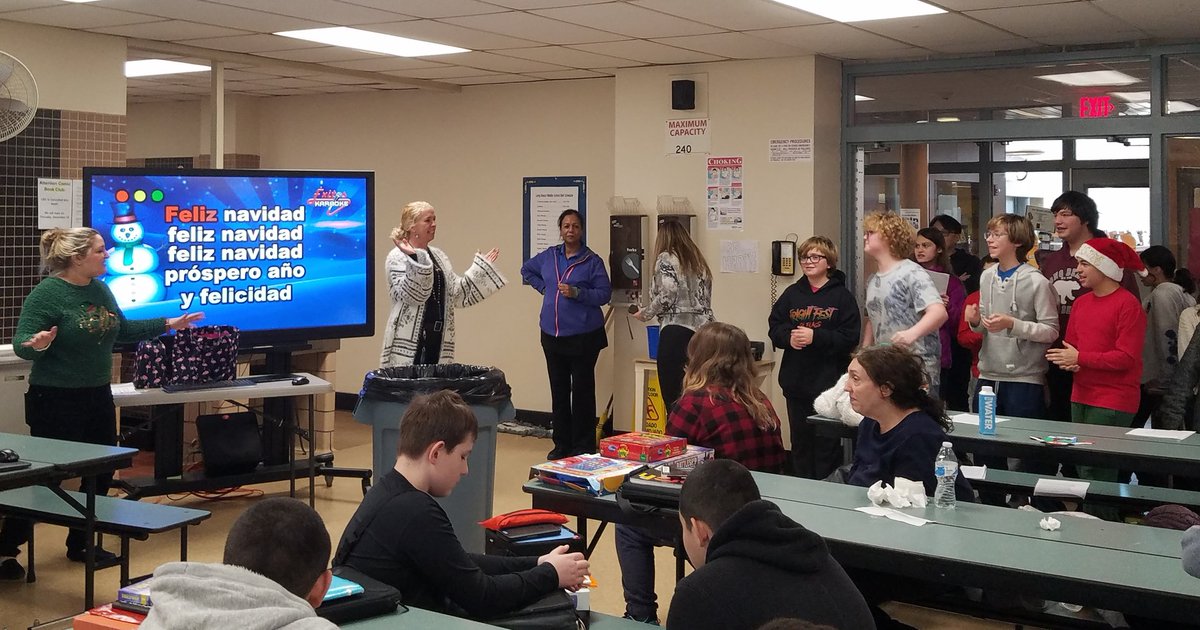eliotlewin's tweet photo. Holiday caroling by our LBMS singers!  @lbeachms1 #ProudToBeLB https://t.co/hvCJbl5PzF