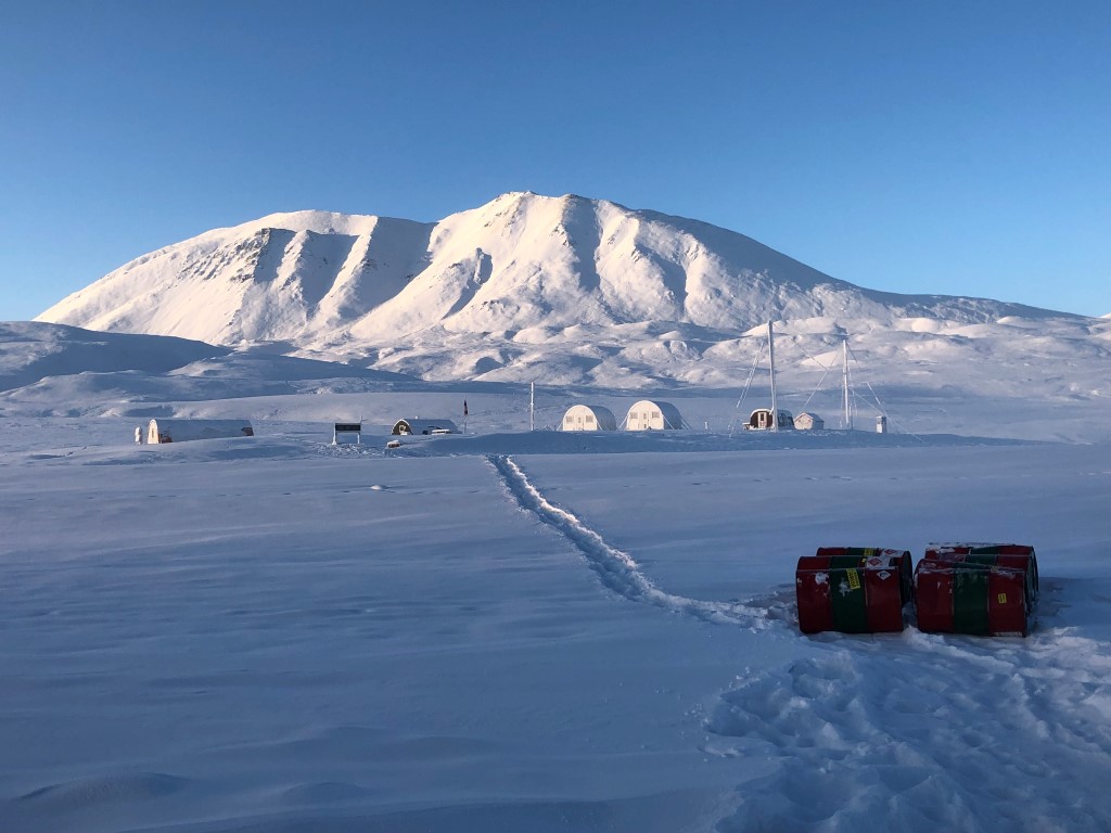 RNCan's tweet photo. Vous êtes-vous déjà demandé comment se déroulent les recherches dans le Nord, en plein milieu de l’Arctique?

Écoutez notre plus récent balado de #ScienceSimplement pour le savoir! https://t.co/cgNOok50MH #MoisDeLaScienceArctique https://t.co/fvA0fnZ26e