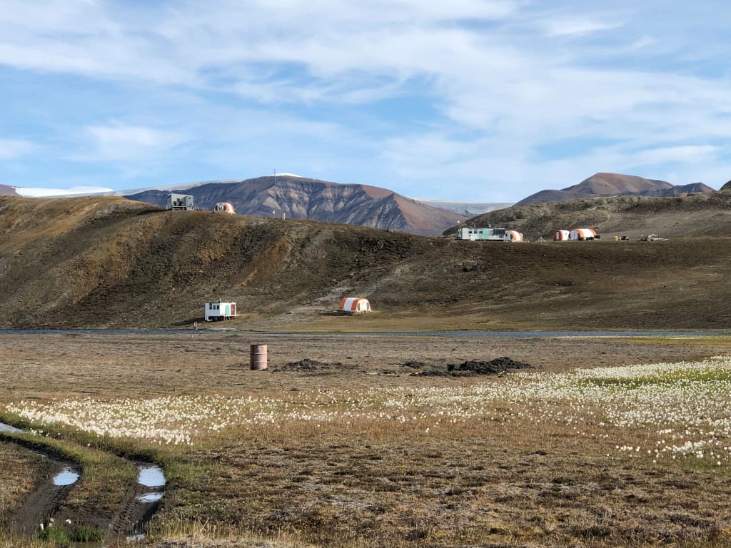 RNCan's tweet photo. Vous êtes-vous déjà demandé comment se déroulent les recherches dans le Nord, en plein milieu de l’Arctique?

Écoutez notre plus récent balado de #ScienceSimplement pour le savoir! https://t.co/cgNOok50MH #MoisDeLaScienceArctique https://t.co/fvA0fnZ26e