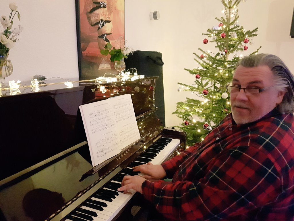 SingBunt's tweet photo. Gesungen wird natürlich auch noch! #SingBUNT! #Weihnachtsfeier #Dortmund https://t.co/5RHqFHlLXZ