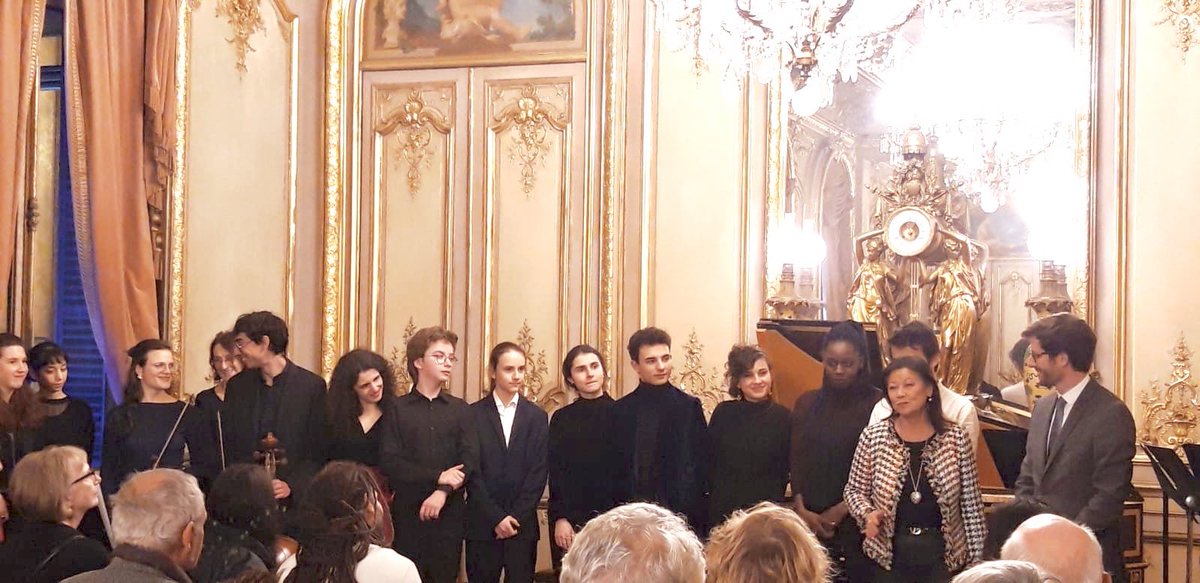 jdHAUTESERRE's tweet photo. .@jdHAUTESERRE adresse ses vifs remerciements aux étudiants du Conservatoire à Rayonnement Régional de Paris, aux enseignants de musique ancienne des Conservatoires de la Ville de Paris et du Conservatoire San Pietro aMajella de Naples pour ce beau concert de Noël @Mairie8Paris https://t.co/8cXTffjJi7
