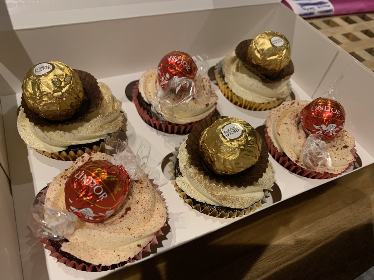 HaylieTalbot's tweet photo. Christmas has come officially early!! Feeling very lucky to have a baking maestro friend - it has more than it’s share of benefits!! I feel like Christmas has peaked early... 😂 #NoWayTheseWillLastTillChristmas  #Cupcakes https://t.co/mVLSoDGvLA