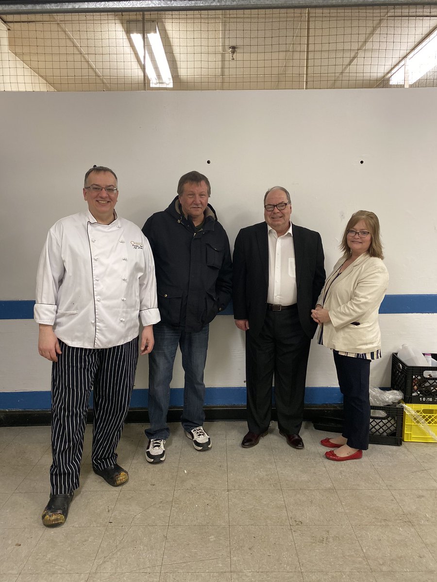 egadzdon's tweet photo. Thank you Saskatoon Inn and Conference Centre for the donation of our Christmas dinner that is ready to serve. Turkey, stuffing, potatoes, and gravy for 250 people.  The families are going to love it. https://t.co/FzYeA3wLQe