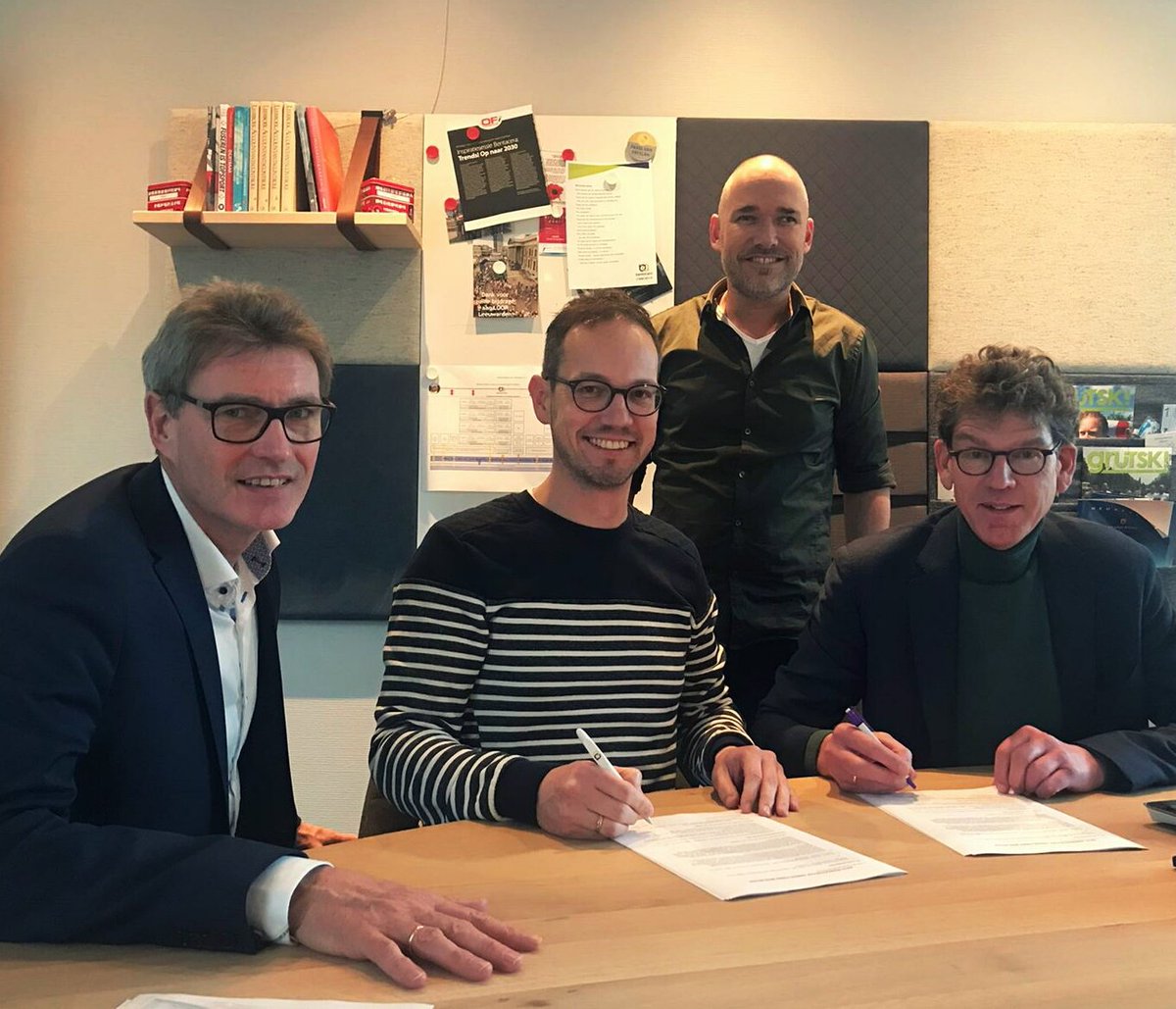 peterscherjon's tweet photo. De handtekening is gezet! Vanaf 1 januari 2020 gaan we (@HansHeres @Bentacera &amp; ondergetekende) samen vanuit MKB Beter, Leading in Leiderschap ondernemen. In Noord Nederland willen we nog meer ondernemers en leidinggevenden faciliteren in hun leerproces en groei in leiderschap! https://t.co/Hp577PCMj8