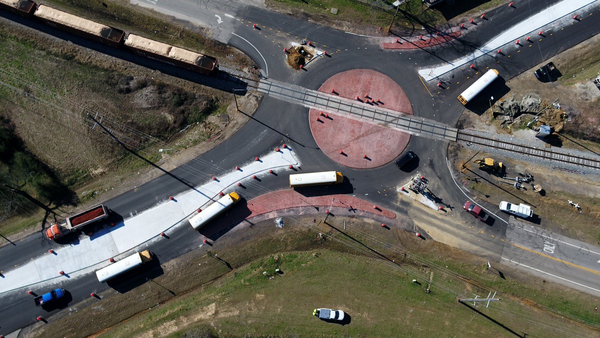 GDOTEast's tweet photo. GA's first RRX roundabout is fully built out...Sandersville RR installing guard arms as we speak. Final striping ASAP.

#roundabout #civilengineering #TrafficUpdate #safety #innovation #collaboration #oneofakind #georgia https://t.co/b9B8ajR5QC