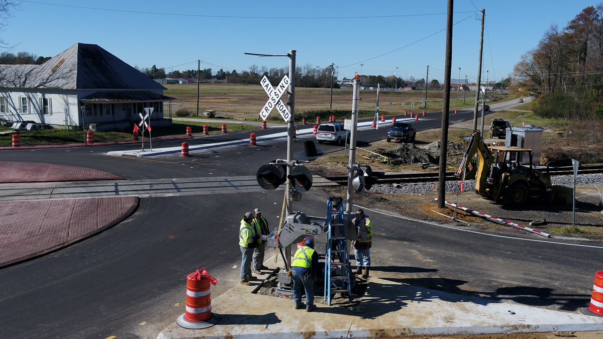 GDOTEast's tweet photo. GA's first RRX roundabout is fully built out...Sandersville RR installing guard arms as we speak. Final striping ASAP.

#roundabout #civilengineering #TrafficUpdate #safety #innovation #collaboration #oneofakind #georgia https://t.co/b9B8ajR5QC