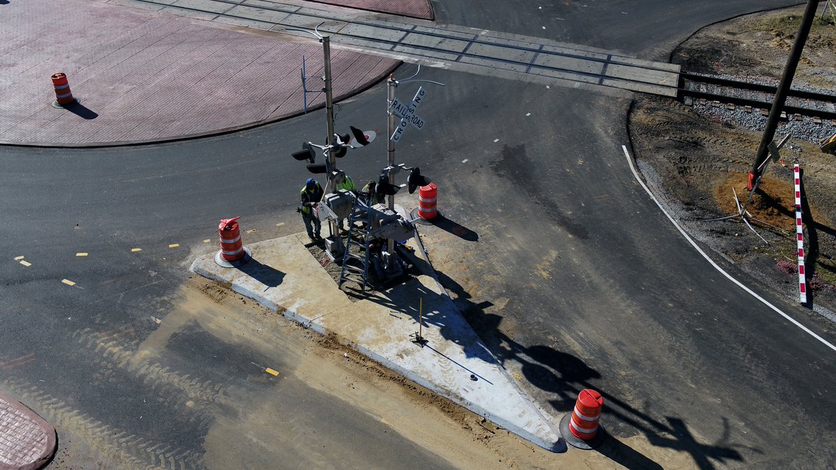 GDOTEast's tweet photo. GA's first RRX roundabout is fully built out...Sandersville RR installing guard arms as we speak. Final striping ASAP.

#roundabout #civilengineering #TrafficUpdate #safety #innovation #collaboration #oneofakind #georgia https://t.co/b9B8ajR5QC