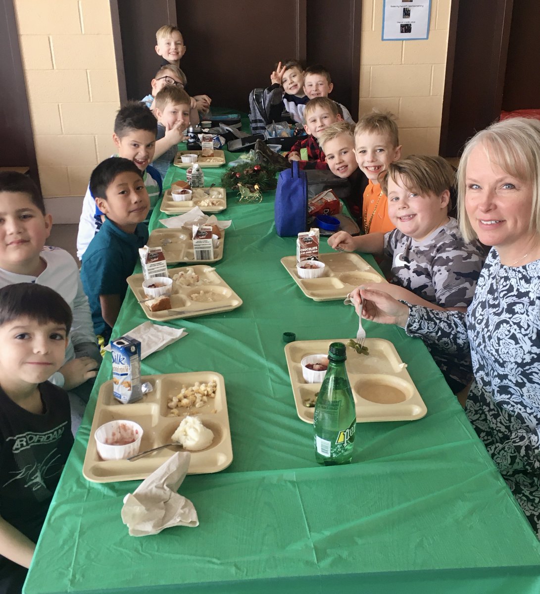 nicksofio's tweet image. Lakeview Fancy Lunch today - always is such a fun time for all!  #LKCanDoKids #ALASconnectED