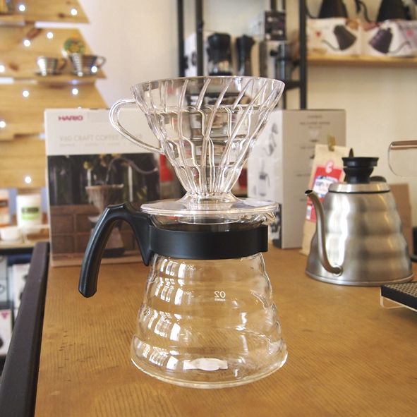 cafeterracl's tweet photo. ¡Ay que me enamoro! de esta jarra nueva que trajo Hario en su kit de Craft coffee 
Viene en kit 
Jarra nuevo modelo 600 ml + 40 filtros+ v60 acrilico #02
-
¿El precio? The best... 🖤 🖤 🖤 🖤 🖤 
$16.000
#tienditacafeterra #hario https://t.co/q0k6g8DCNZ