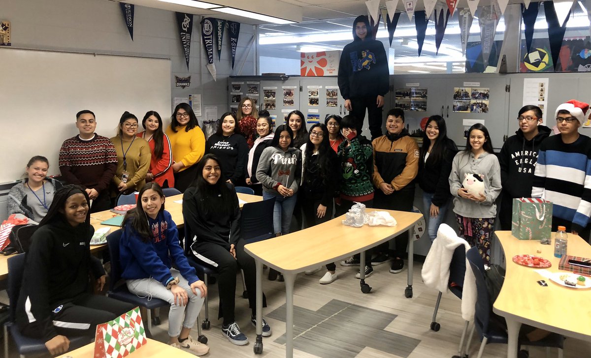 Adriana_S0t0's tweet photo. Happy holidays from my AVID family to yours! @WheelingHS_AVID @RojasWHSAVID @ErinEjnik @ailed_duenas @bailon1_carina @LissetteCalde18 @Wheeling_Cats #ThisIsAVID #CatSpirit 🎁😻🎄 https://t.co/fDf27yb7TM