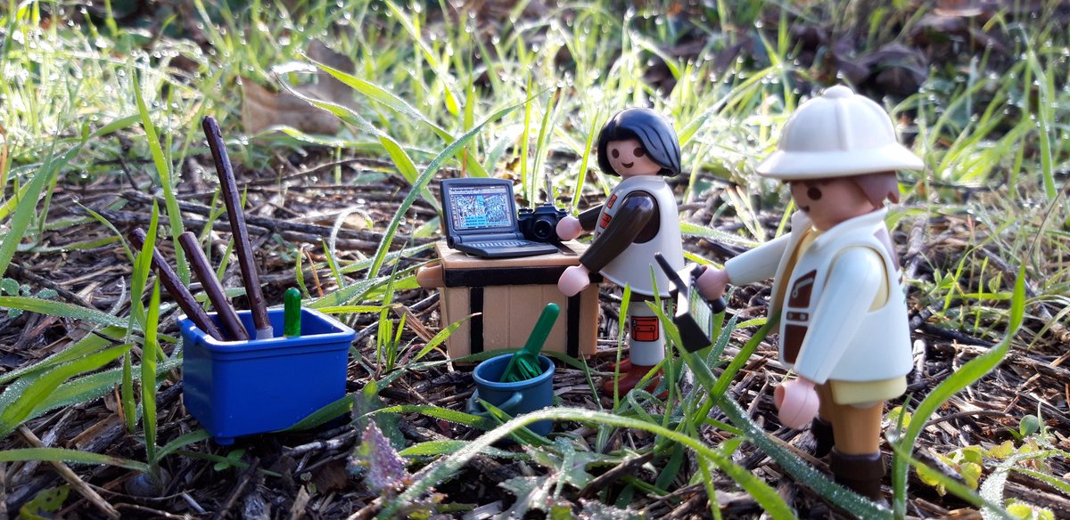 rocassos's tweet photo. Excavación arqueológica en marcha en un asentamiento infantil de los #80s . El #georadar está detectando algo bajo el suelo. Qué será? 

#Playmobil #toyphotography #playmobilworld #playmobilplanet #playmobilfigures #playmobilmania #playmobilfans #geobra #arqueologia #arqueology https://t.co/sOAjqOsNtA