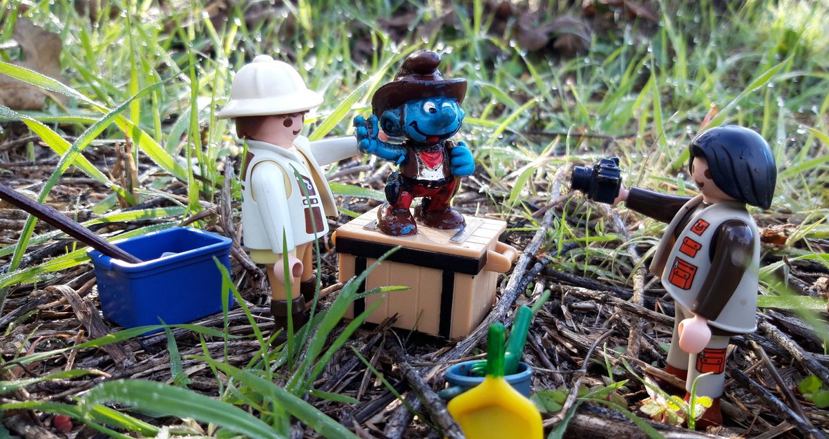 rocassos's tweet photo. Después de sacar a la luz una relíquia de los #80s los arqueólogos se hacen las fotos de rigor, y la empaquetan para mandarla al taller de restauración

#Playmobil #toyphotography #playmobilworld #playmobilplanet #playmobilfigures #playmobilmania #playmobilfans #smurf #pitufo https://t.co/mg3Qa80Vgw