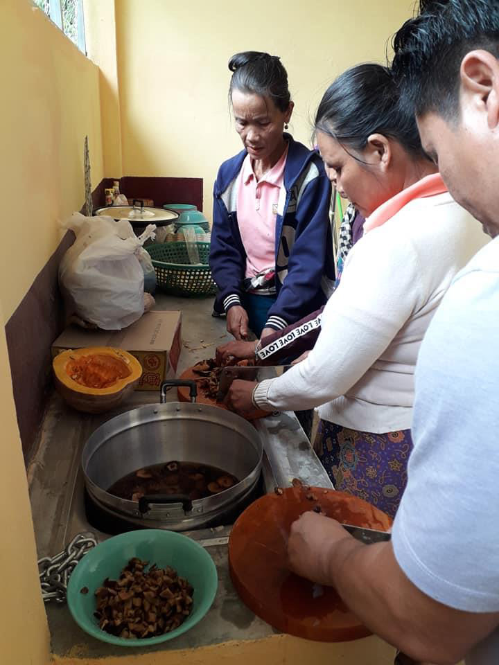 À Thong Xam, souriresdenfants.org a construit une nouvelle école de 6 classes. Restaurants sans Frontières a financé la construction d’une cuisine entièrement équipée, d’une cantine et d’un préau faisant office de réfectoire. Les premiers repas ont été servis le 4 novembre !