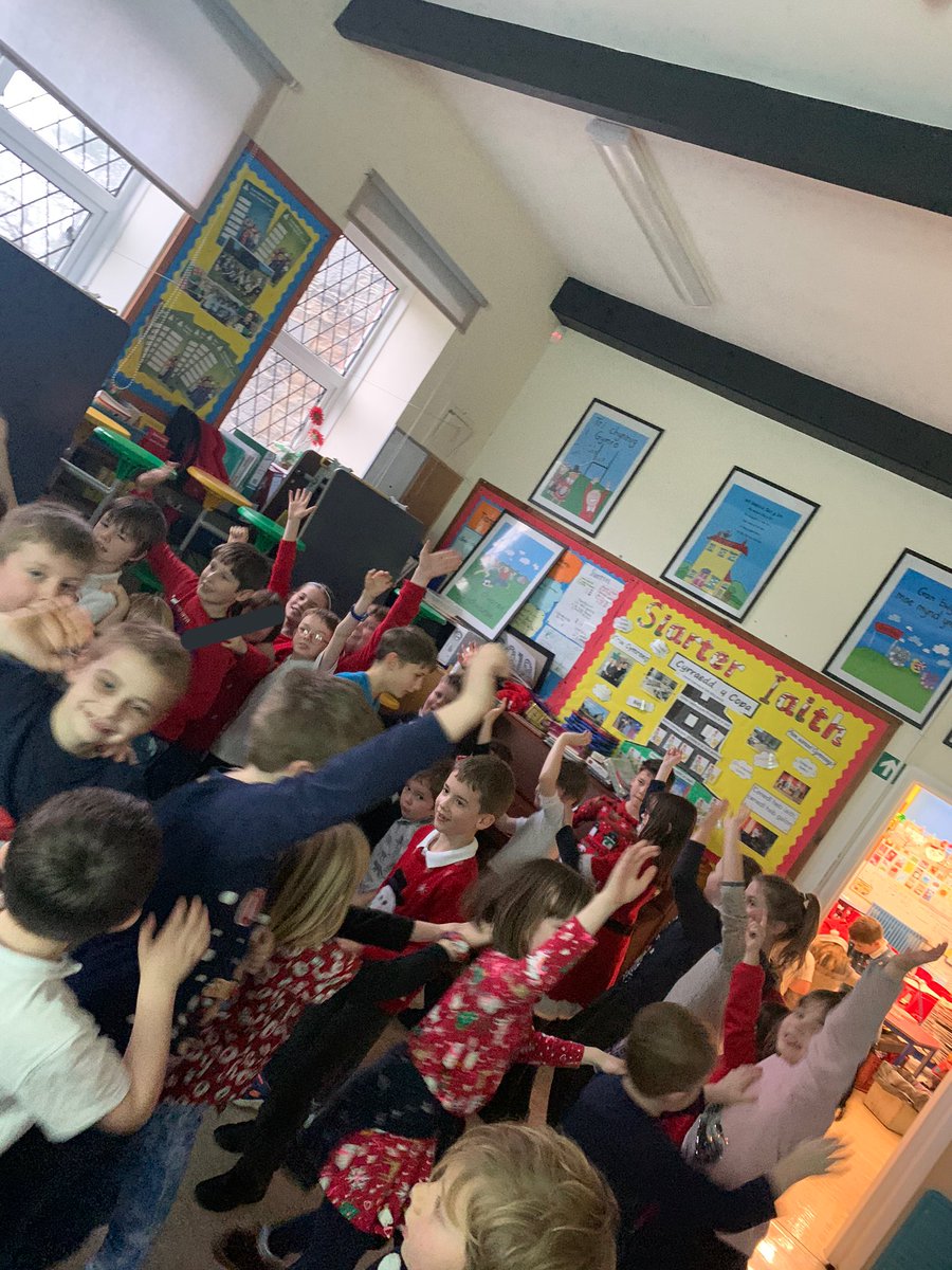 CwrtHenri's tweet photo. Pawb wedi mwynhau parti ‘dolig, siwr fydd pawb yn cysgu’n dda heno. Having lots of fun in our Christmas party. Everyone is sure to sleep well tonight. #partidolig #dawnsio #caneuoncymraeg #bwydyddiach @ysgoliachsirgar            🎉🎅🏻🍏🍊🍌🥒🥕🎈🎵🕺 https://t.co/URz6FTshHO