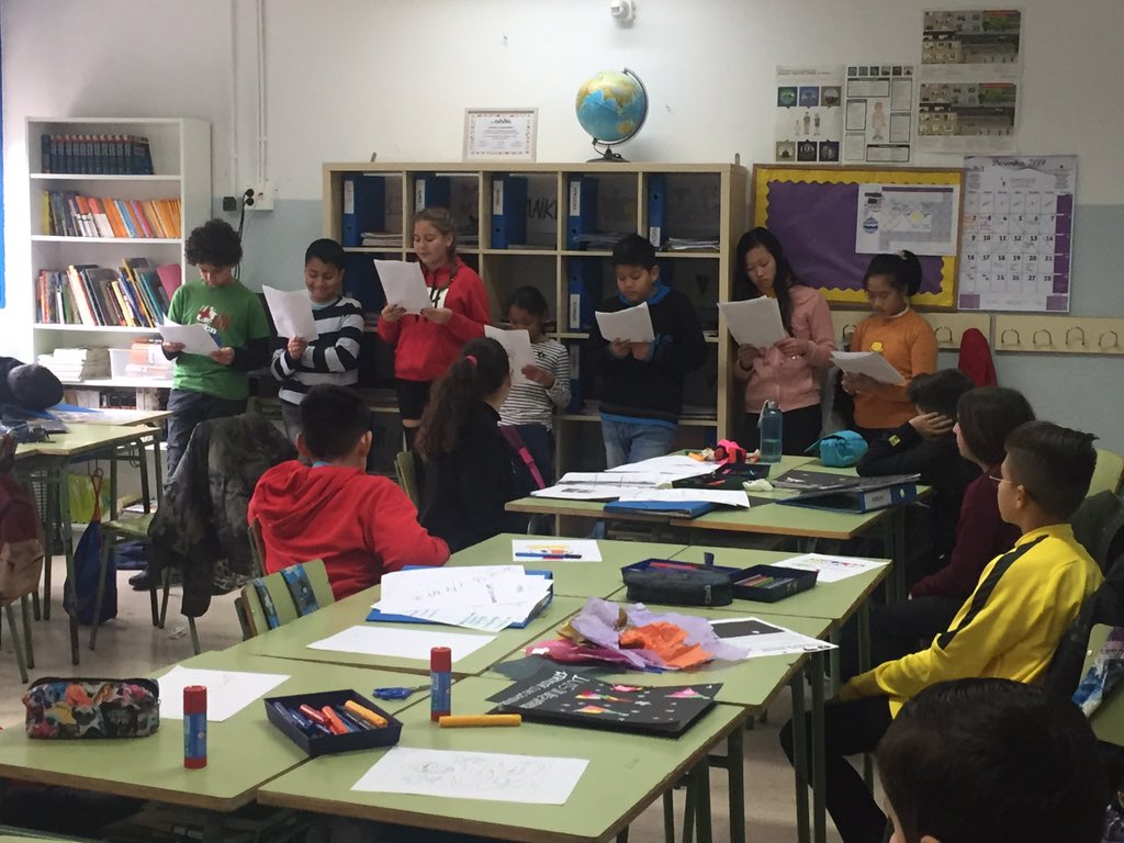 EscolaBM's tweet photo. Aquí tenim als nens i nenes de l’Aula d’acollida llegint el conte “Llums de la ciutat” als companys de l’escola.
Una història que ens fa pensar a tots, ara que ve Nadal.
S’ho han estat preparant d’allò més bé durant les sessions de temps de lectura.
Ho repetirem ben aviat!!!! https://t.co/TIa3ar3GVc