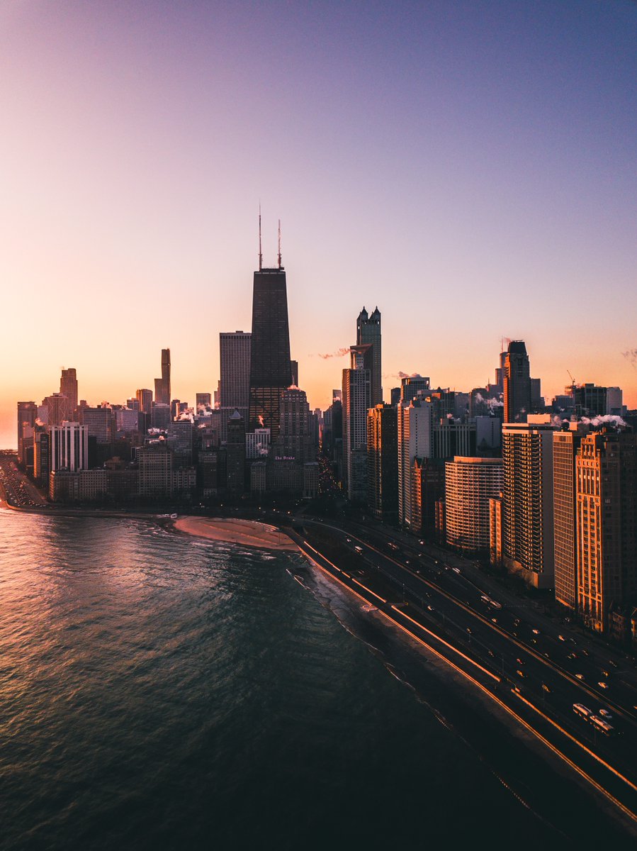 byMaxC's tweet photo. Sunrise views over Lake Michigan 🚁 https://t.co/ZuMlysjHou