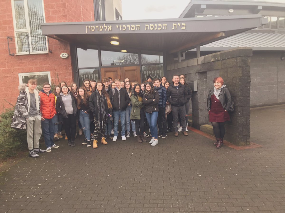 AddGrefBrynrefs's tweet photo. Diwrnod da heddiw yn Lerpwl! Diolch i bawb 🙂! #taith #synagog #diddorol #disgybliongwych https://t.co/X7zfp5JYvF