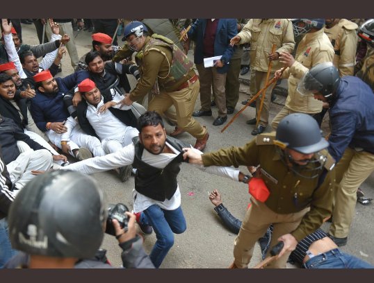 BalramS52092004's tweet image. #मंगल भवन अमंगल हारी सभी पिटेंगे के बारी बारी
   
     इन्होंने यूपी को दिल्ली जामिया बिहार समझ लिया यूपी पुलिस ने इनको धो दिया

 क्यों क्योंकि यहां पार्लामेंट में इनका बाप भगवाधारी योगी बाबा बैठा है    🚩🚩🚩