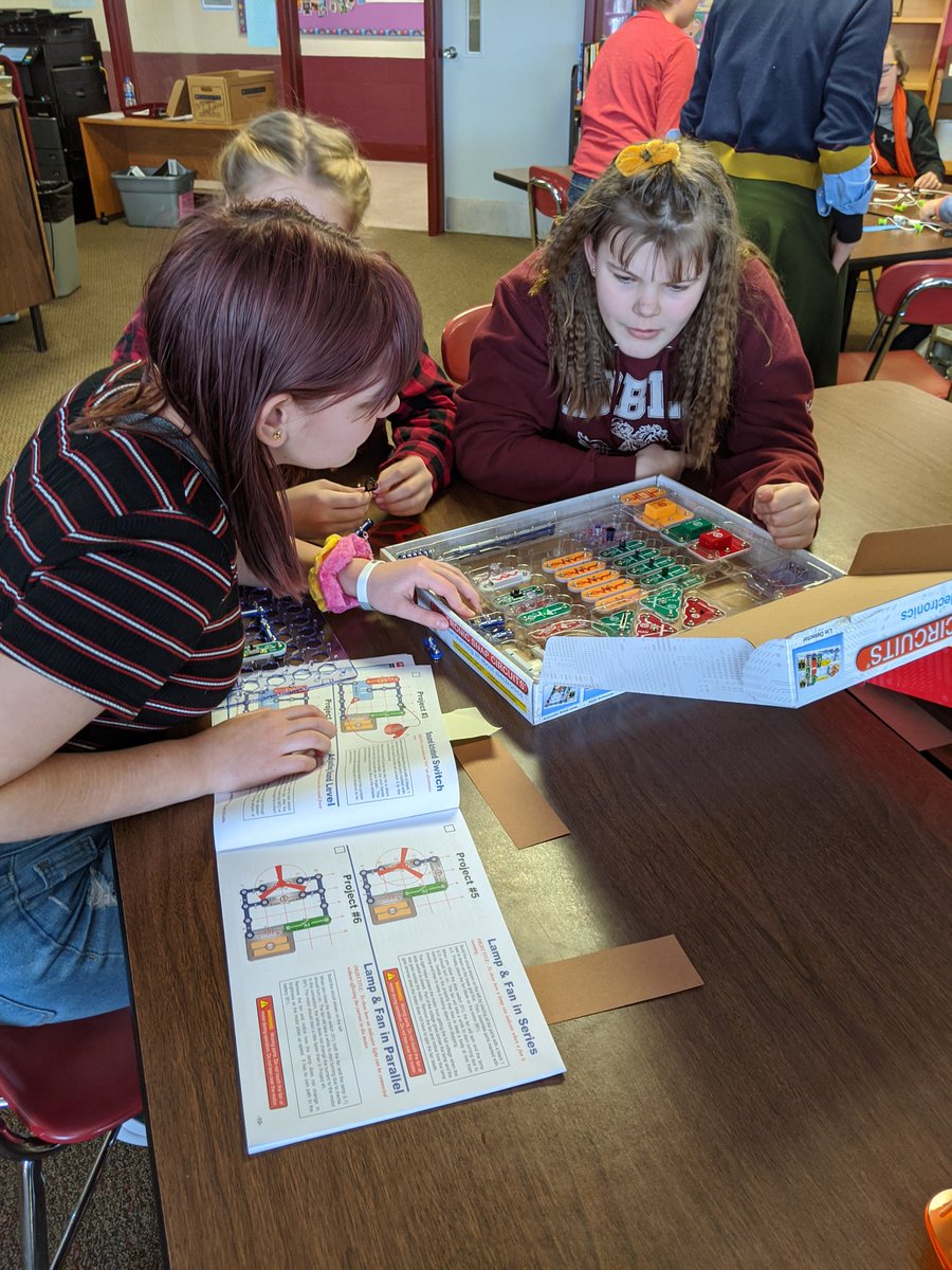 DumontTech's tweet image. @SnapCircuits in the Library Makerspace at #CodeALaMode #HourofCode2019 @nmspride #WeAreNoble #STEAM
