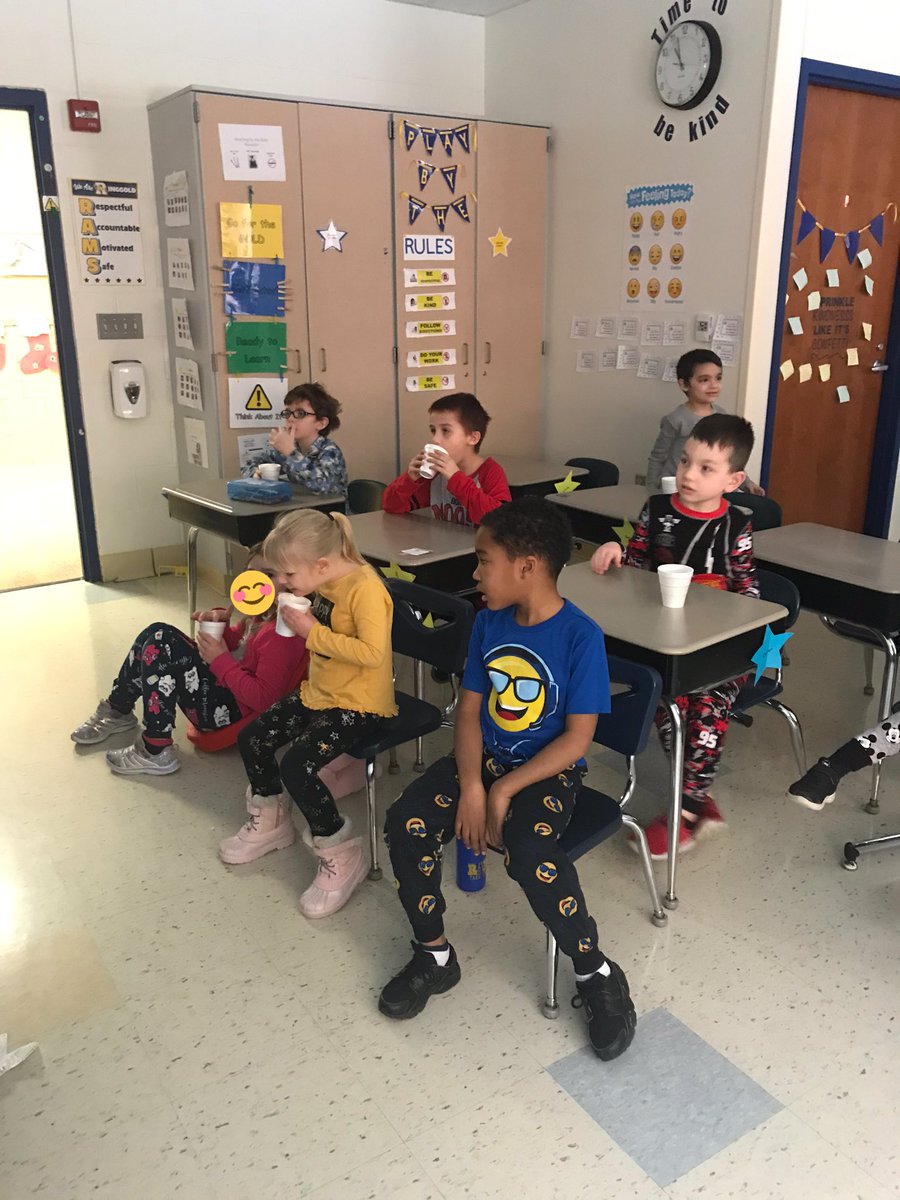 MissCastaneda14's tweet photo. Polar Express Day was a blast! https://t.co/N7aDbnuDg7