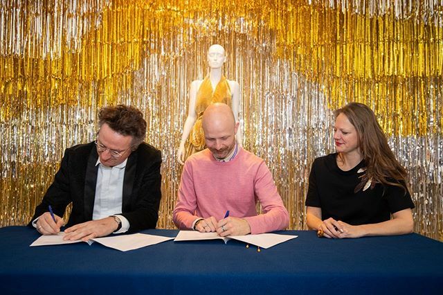 Sealed, signed, delivered. Officially signing over the 13 outfits I gifted to the @centraalmuseum with Museum director Bart Rutten and fashion conservator Ninke Bloemberg. Thank you 🙏🏻 for giving my designs and ideas this space in your museum! . . . #mat… ift.tt/2Md8OSh
