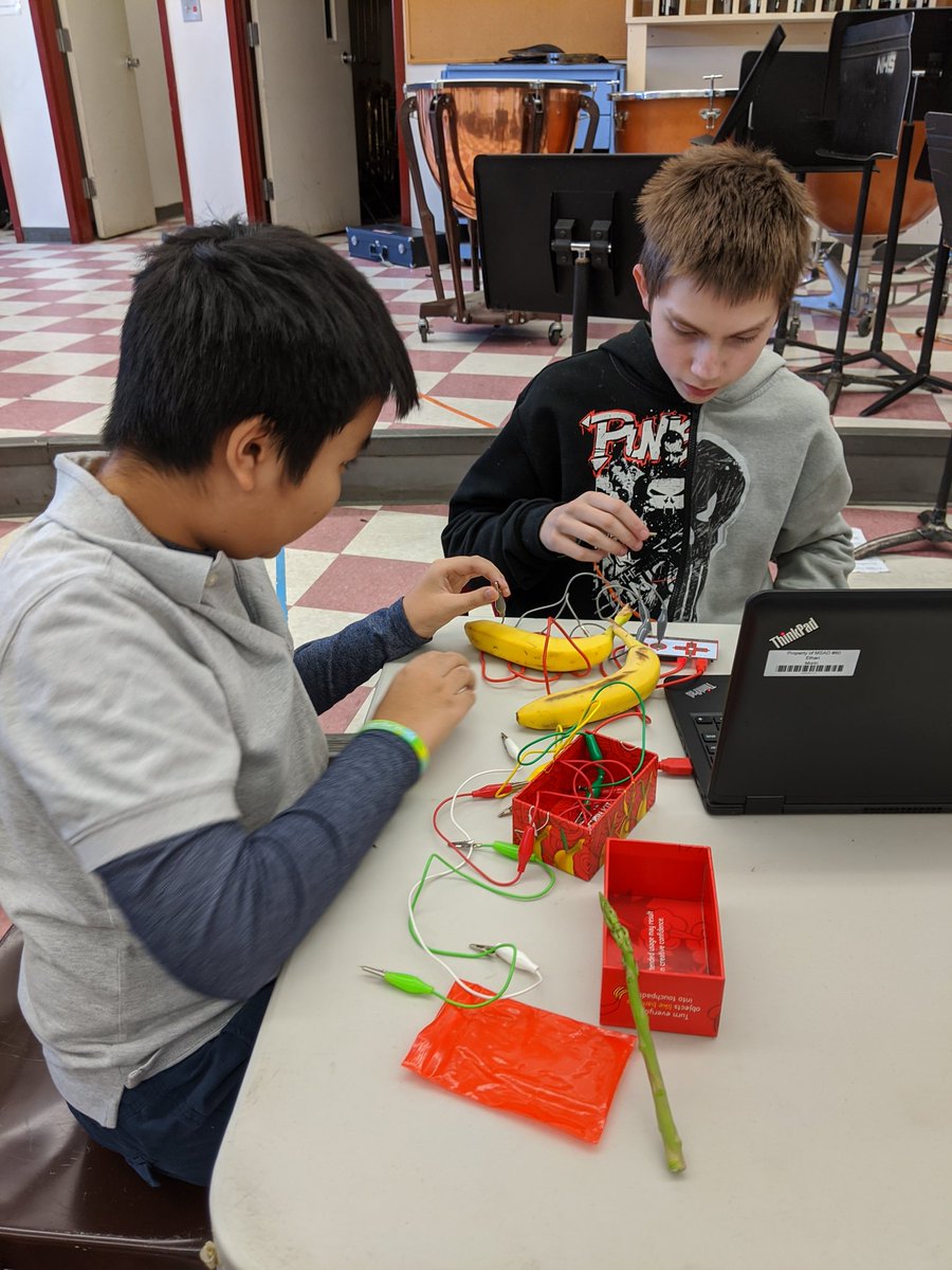 DumontTech's tweet image. @makeymakey piano at #CodeALaMode #HourofCode2019 @nmspride #WeAreNoble #STEAM