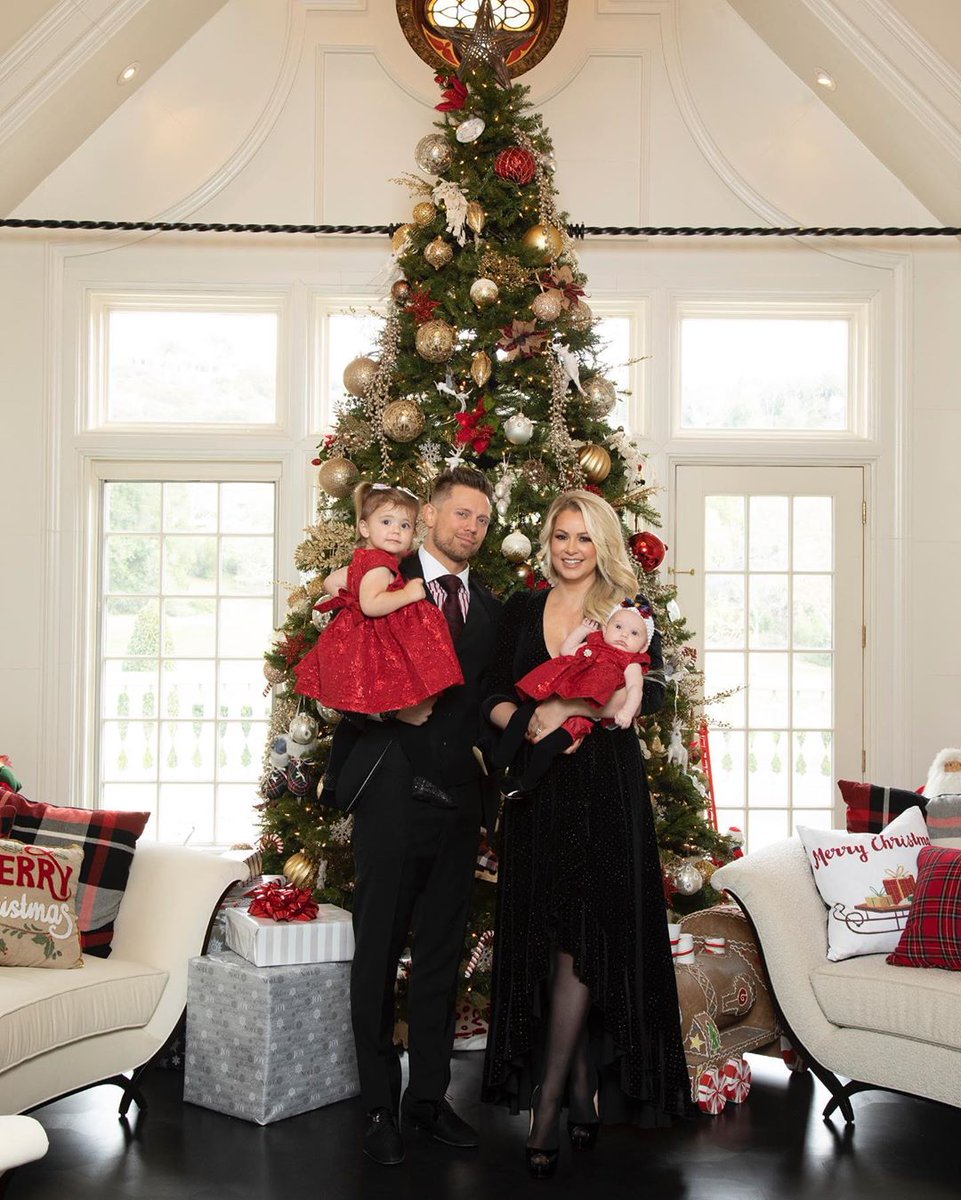 Happy Holidays from the Mizanin's! ❤🎄🎁