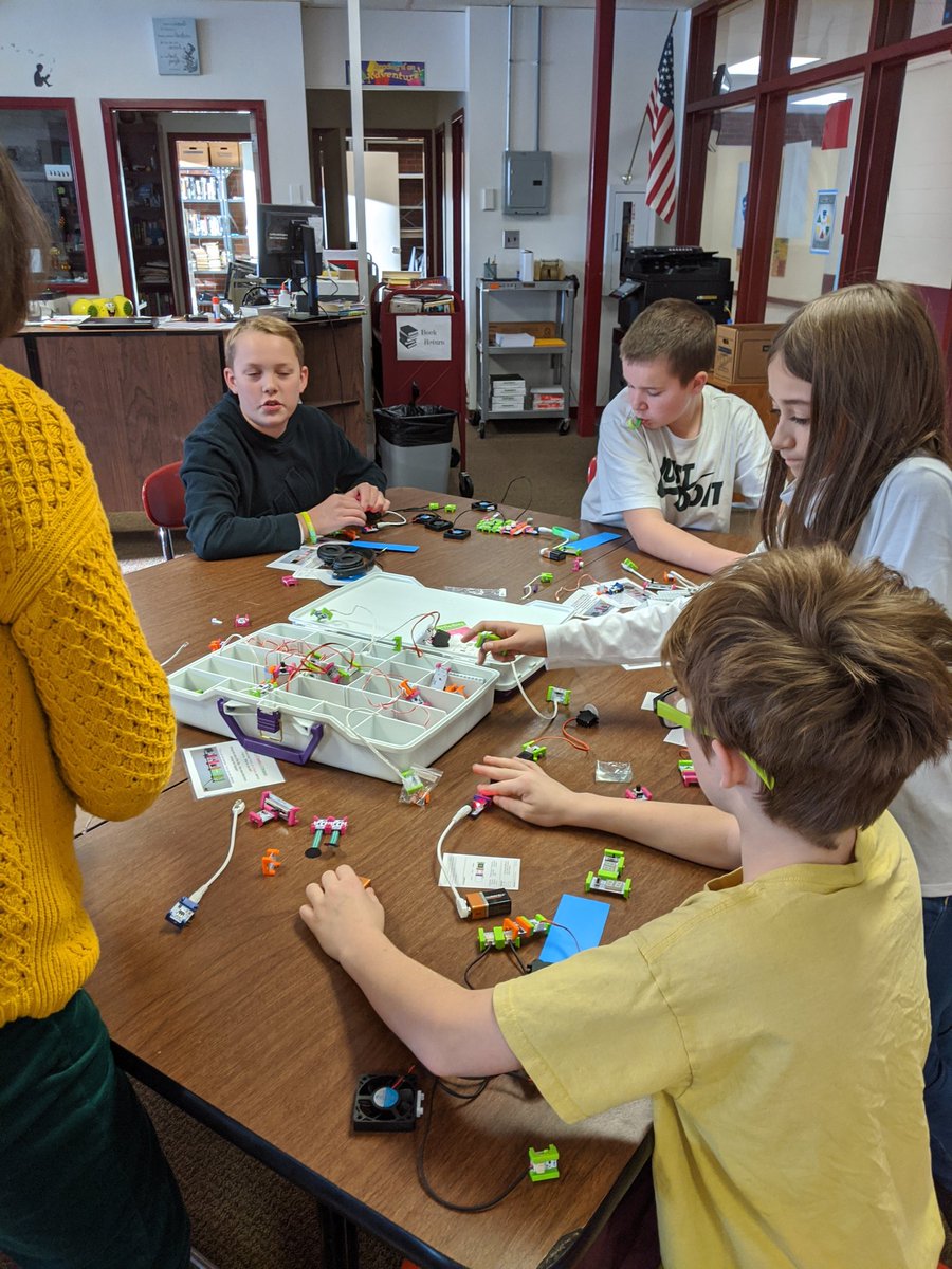 DumontTech's tweet image. @littleBits in the Library Makerspace at #CodeALaMode #HourofCode2019 @nmspride #WeAreNoble #STEAM
