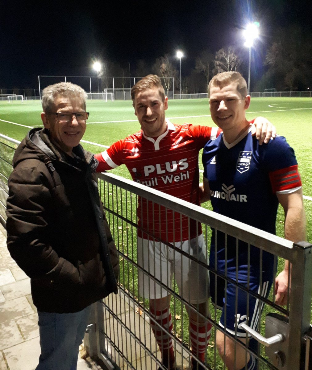 ConcordiaWehl's tweet photo. De broedertwist tussen @jochemj90  en @walterjans is beslecht in het voordeel van de oudste... maar gelukkig louter lachende gezichten na afloop van de wedstrijd onder toeziend oog van vaders! https://t.co/CPWzhVvxh6