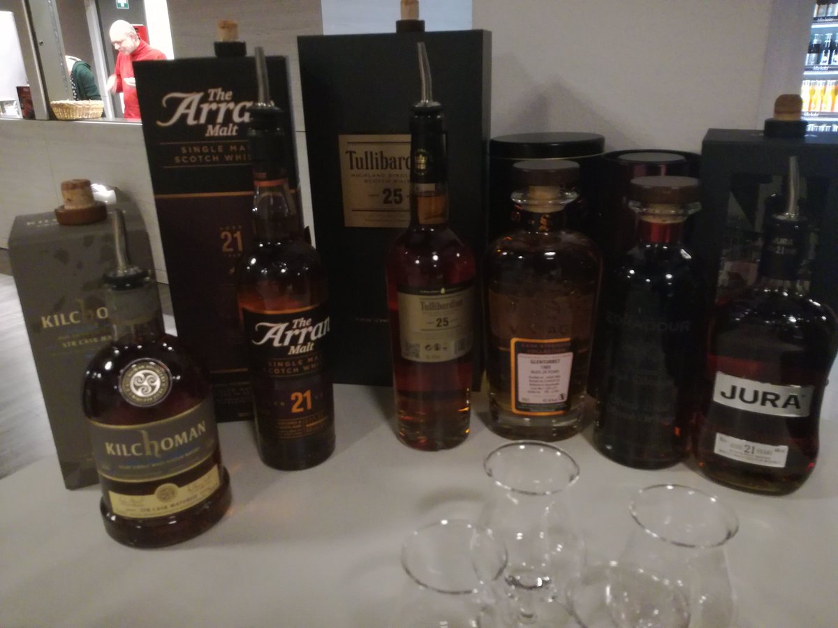 KarstenWirz's tweet photo. Whiskyprobe bei der #msgDavid. Toll vorbereitet von Marcus. Vielen Dank. Frohes Fest und guten Rutsch. #awesomecompany https://t.co/MIpFg7fATN