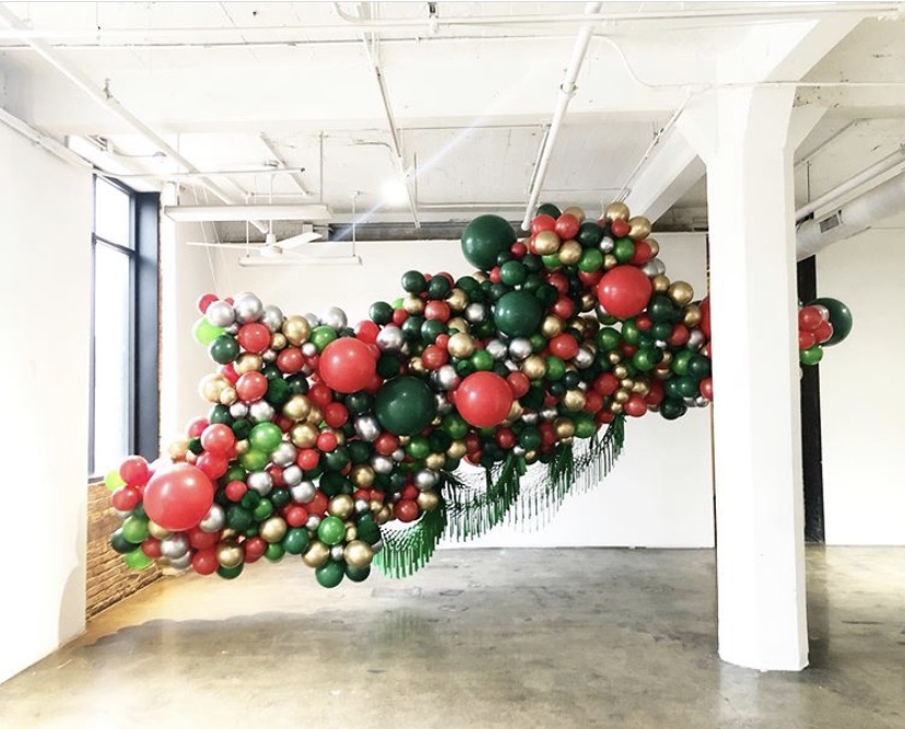 zhoubevents's tweet photo. Consider us balloon art fans! We love this Christmas themed floating installation from Luft Balloons which was also used as the photo booth backdrop at this December wedding! 
#Zhoubevents #lmcaters #balloonart #christmaswedding #artgallerywedding https://t.co/RYfwcAzm6i